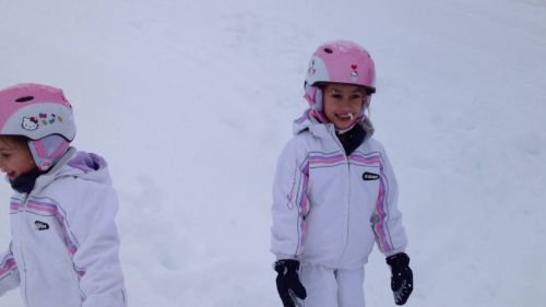Aurora e francesca giocano sulla neve livigno 2014