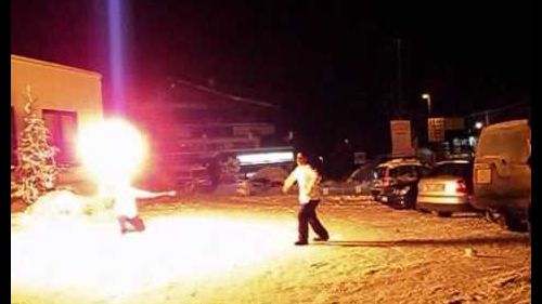 Dolomiti chalet in inverno con i giochi di fuoco