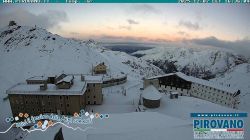 Alberghi allo Stelvio 2757 m. Vista su versante Svizzero