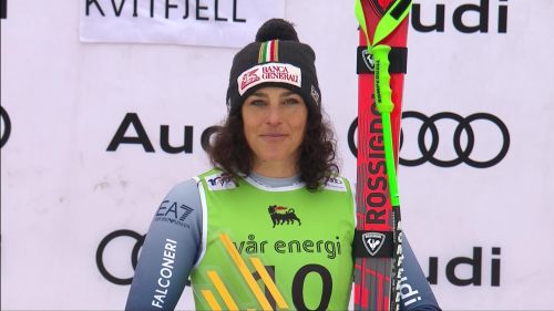 Federica brignone raggiante sul podio del superg mentre canta l'inno