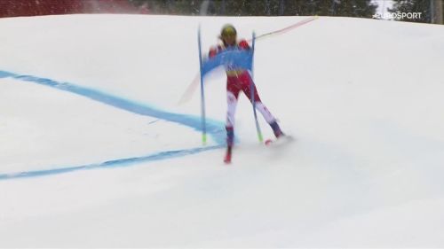 Che botta per liensberger: inforca il palo da gigante e cade malamente