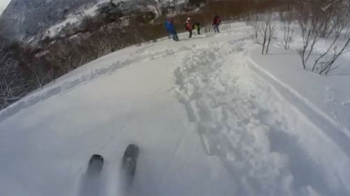 Discesa sulla neve fresca in norvegia