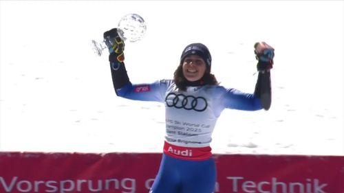 Brignone festeggia con la coppa di gigante 2025