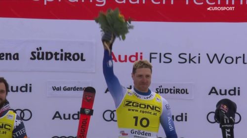 Mattia casse sul podio in val gardena con l'inno di mameli.