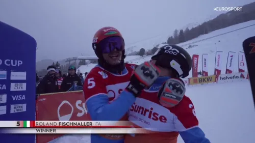 Roland Fischnaller vince ancora a 45 anni: il video della gara a Scuol e labbraccio con Mirko Felicetti