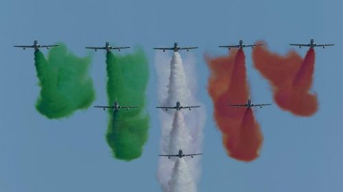 Le frecce tricolori sfrecciano su cortina d'ampezzo, si preparano per la cerimonia di apertura di domenica