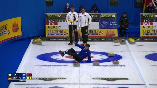 Che rischio per mattia giovanella! scivola sul ghiaccio e sfiora le stone durante italia-germania agli europei