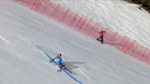 Goggia si intraversa e cade in gigante: spalla dolorante, ma è in piedi