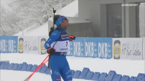 Trionfo epico e inchino: Tommaso Giacomel incanta Oberhof facendo la storia. Rivivi il suo arrivo al termine di un inseguimento strepitoso