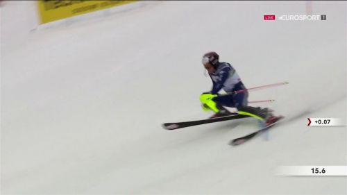 Alex vinatzer inforca durante lo slalom di zagabria