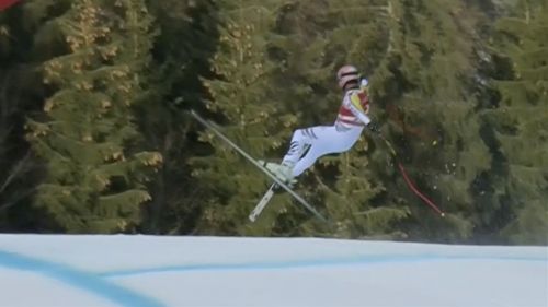 Che volo di ferstl! cade sul salto e finisce nelle reti