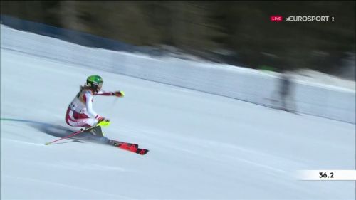 Liensberger davanti dopo la prima manche dello slalom di cortina 2021, gara durissima