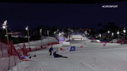 Gigante femminile, brutta testata di wendy holdener contro il palo delle reti