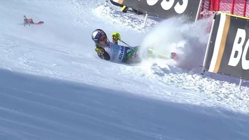 Vinatzer si fa sbalzare a kitzbühel, cade e finisce nelle reti