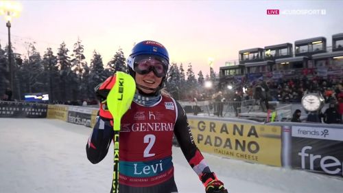 Mikaela shiffrin lotta e chiude stremata, ma lo slalom-bis è suo: riguardala