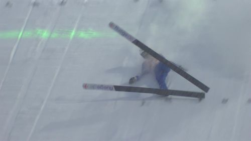 Brutta caduta in atterraggio di naoki nakamura nelle qualificazioni di klingenthal: sci distrutto, ma si rialza