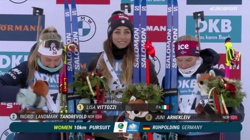 Lisa vittozzi sorridente sul gradino più alto del podio: rivivi la sua premazione