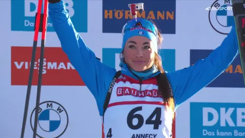 Dorothea Wierer sorride sul podio: il video della sua premiazione