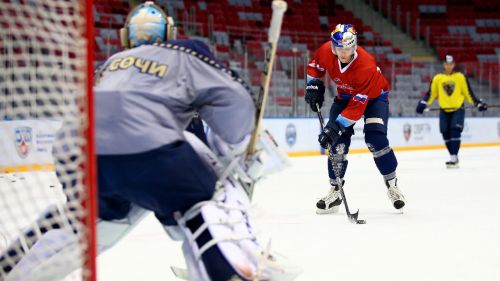 Daniil kvyat sul ghiaccio con i giocatori del sochi